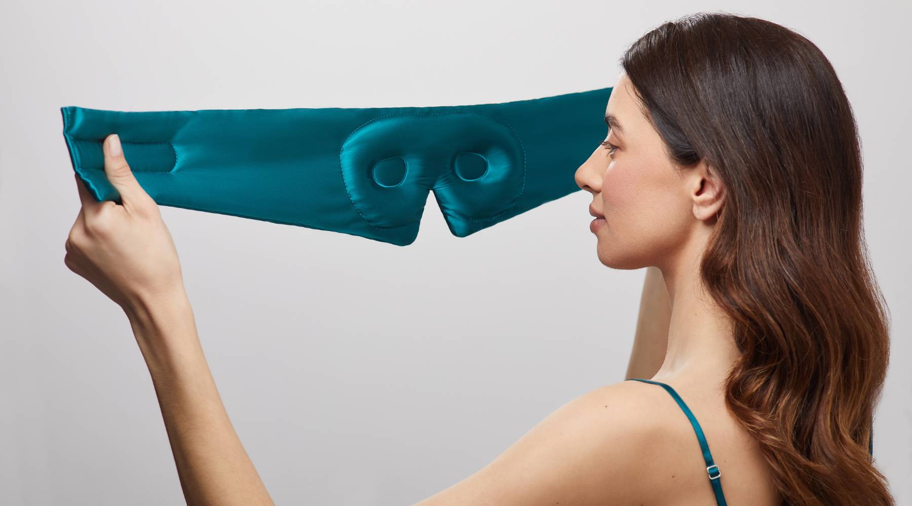 Contoured vs flat sleep masks: which one works better for you?
