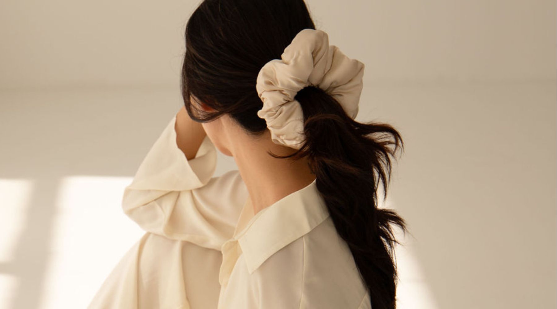 Silk scrunchies: discover their surprising benefits for your hair