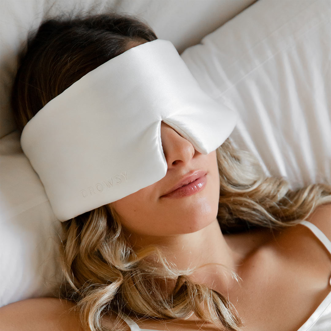 Akoya-Pearl-Silk-Sleep-Mask-PDP-09.jpg__PID:e7c67471-bdc4-43fc-8ebf-a547da623b7f