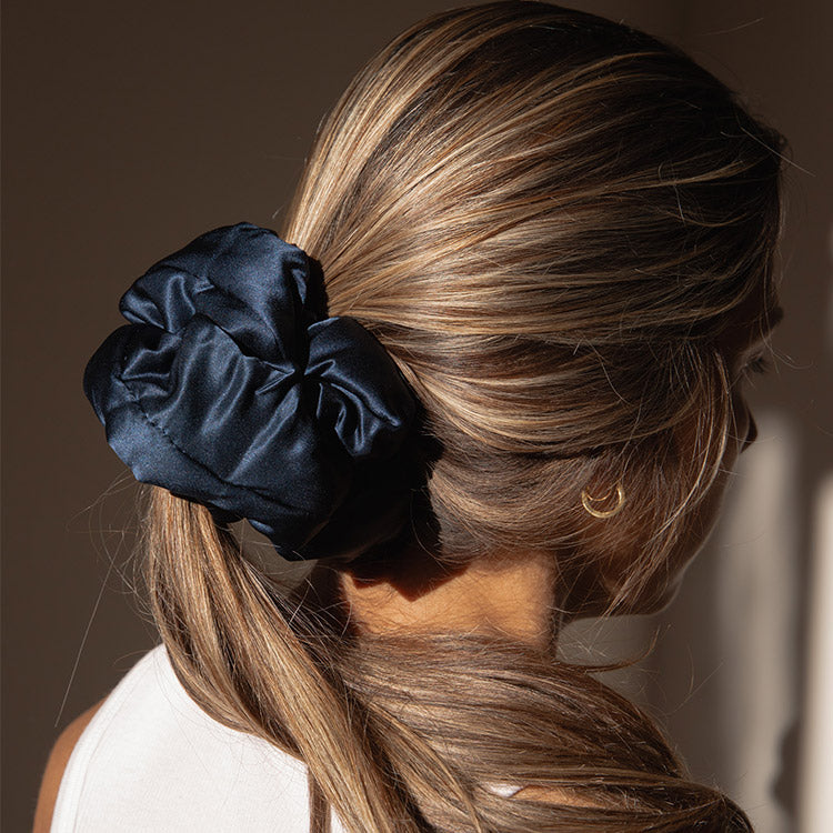 Drowsy-Midnight-Blue-Pillow-Scrunchie.jpg__PID:e4ef7830-4a20-4326-aceb-70d8ffbd6b24